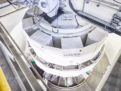 Ein konkretes Energiespar-Beispiel: Das Füllorgan ROTO-FEED® füllt das Produkt ohne unnötigen Lufteintrag ruhig, staubfrei und beständig unter dem Produktspiegel in den ROTO-PACKER®, um einen gleichmäßigen Füllstand im ROTO-PACKER® während des gesamten Abfüllprozesses zu erzielen. Durch die gleichmäßigeren Fließeigenschaften des Produktes ab der ersten Minute wird das gesamte System schneller ausbalanciert und in den Perfect Flow gebracht. Die erforderliche Energie zum Befüllen des Sackes wird dadurch effizienter eingesetzt und der Energiebedarf pro Sack wird reduziert.