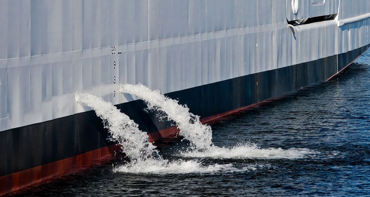 Die Beladungssituation der Schiffe entscheidet über die Aufnahme von Ballastwasser
