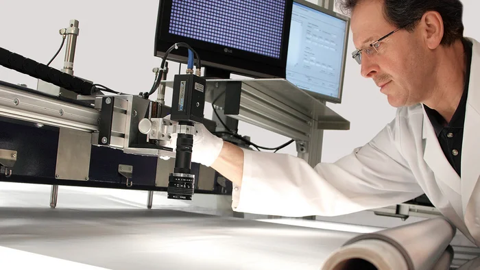 Wire cloth testing also includes checking for weaving faults – a key aspect of quality management.
