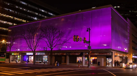 Façade en toile métallique éclairée de Market Street, États-Unis.