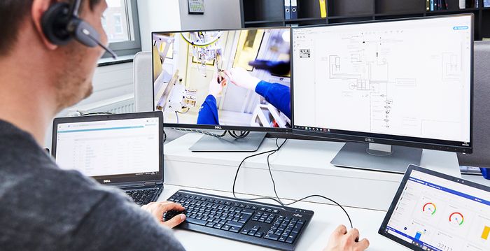 Servicetechniker sieht Bild einer Kundenanlage auf seinen Computer-Bildschirm.