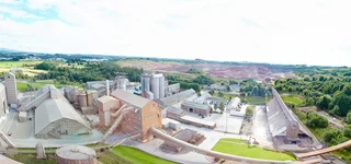 Blick auf ein Zementwerk von oben