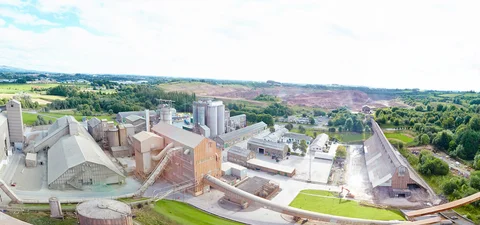 Blick auf ein Zementwerk von oben