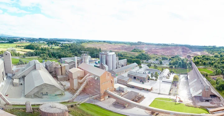 Blick auf ein Zementwerk von oben