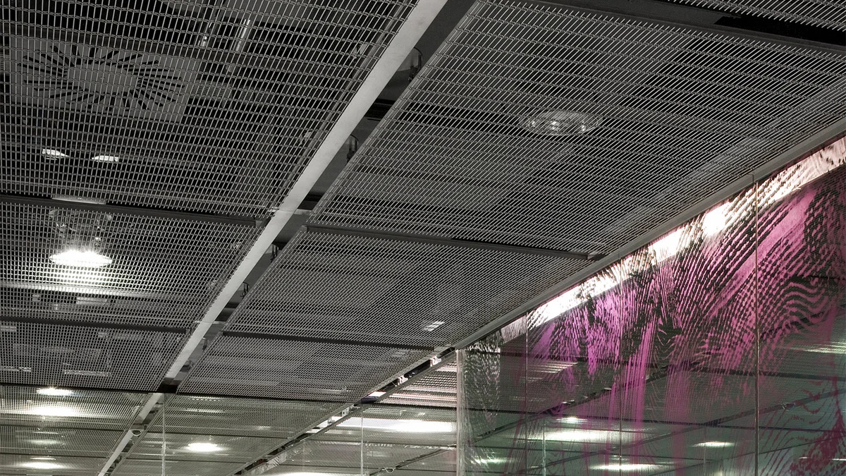 Éclairage au-dessus des éléments en toile