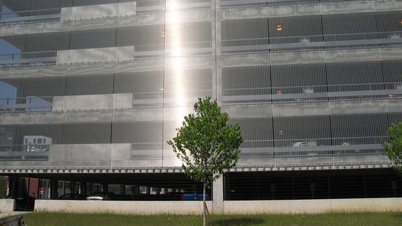 Large area facade cladding made out of metal wire mesh