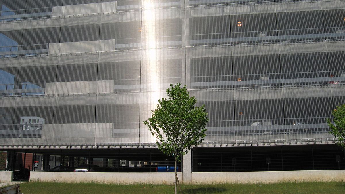 Large area facade cladding made out of metal wire mesh