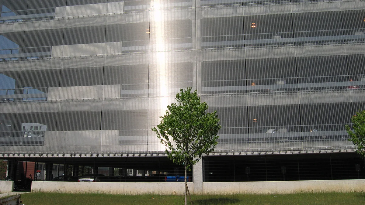 Large area facade cladding made out of metal wire mesh