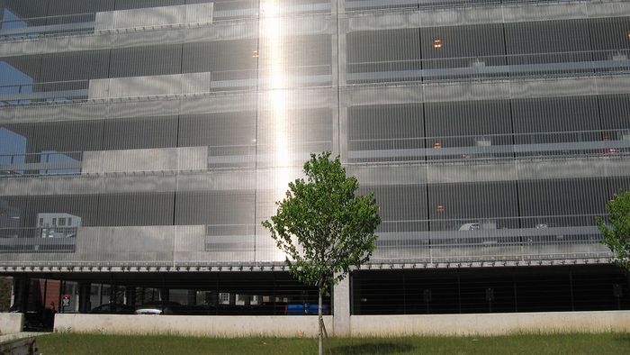 Large area facade cladding made out of metal wire mesh