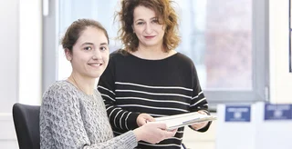 Eine Haver & Boecker Mitarbeiterin erklärt einer Praktikantin ihre Aufgaben.