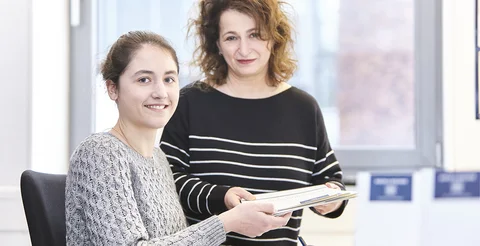 Eine Haver & Boecker Mitarbeiterin erklärt einer Praktikantin ihre Aufgaben.