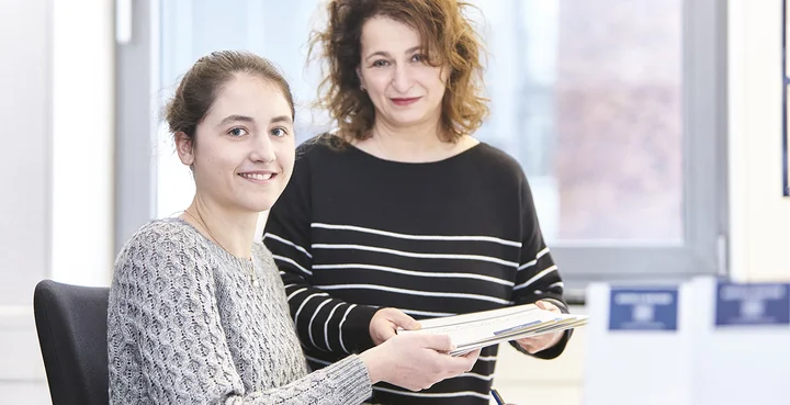 Eine Haver & Boecker Mitarbeiterin erklärt einer Praktikantin ihre Aufgaben.