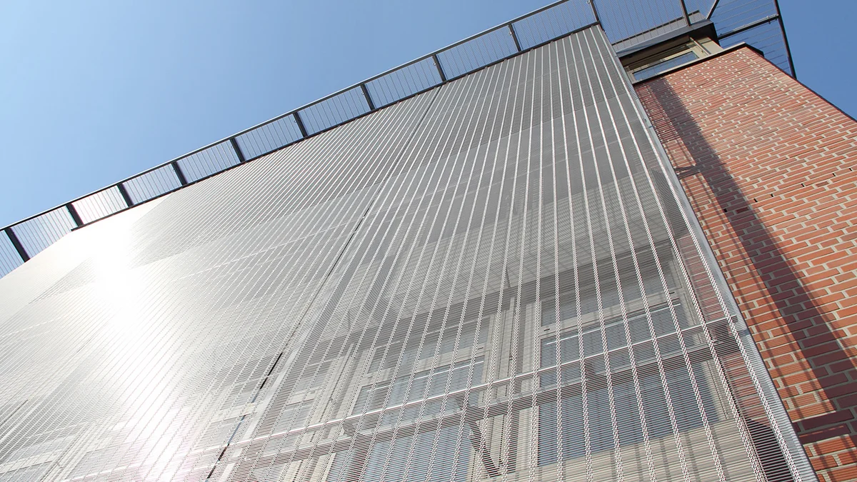 Facade cladding made out of stainless steel wire mesh
