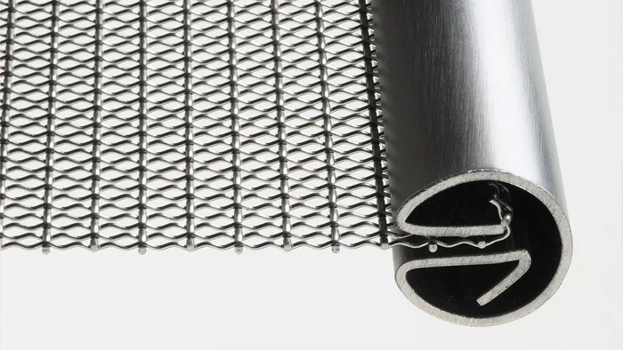 Solution de fixation : toile métallique avec profilé fendu pour les projets d’intérieur.