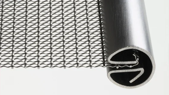 Solution de fixation : toile métallique avec profilé fendu pour les projets d’intérieur.