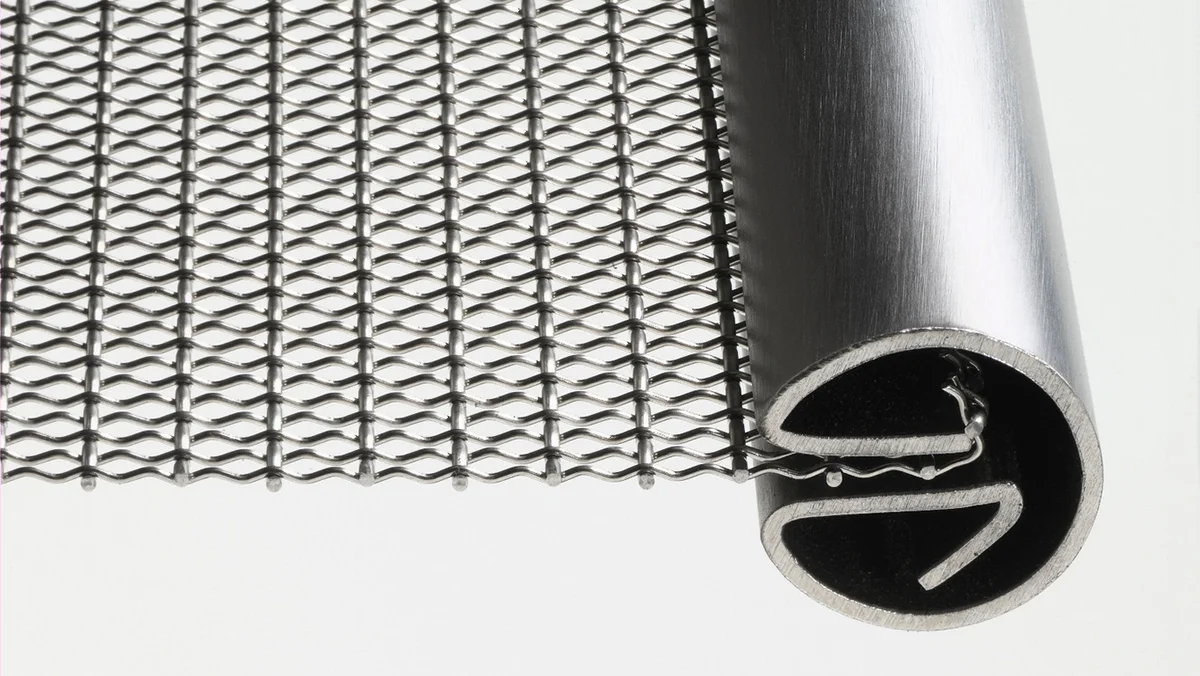 Solution de fixation : toile métallique avec profilé fendu pour les projets d’intérieur.