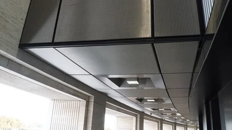 Wand- und Deckenverkleidung aus glänzendem Edelstahlgewebe.