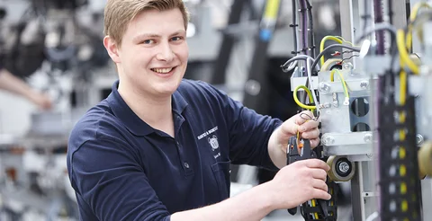 Ein Auszubildender zeigt sein Können an der Anlage.