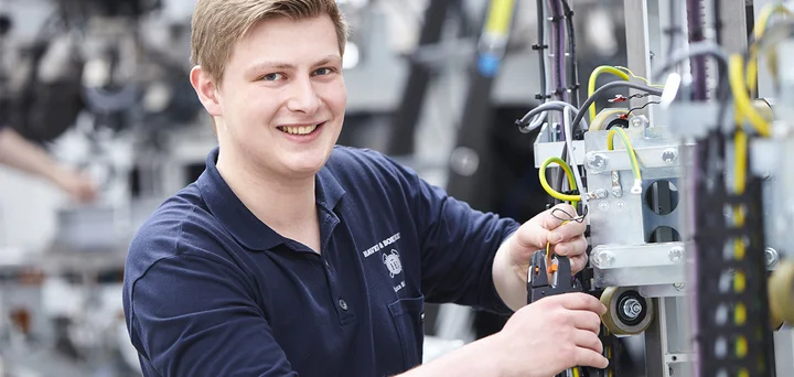 Mechatroniker-Azubi am Arbeitsplatz