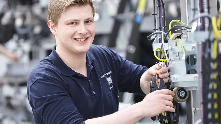 Mechatroniker-Azubi am Arbeitsplatz