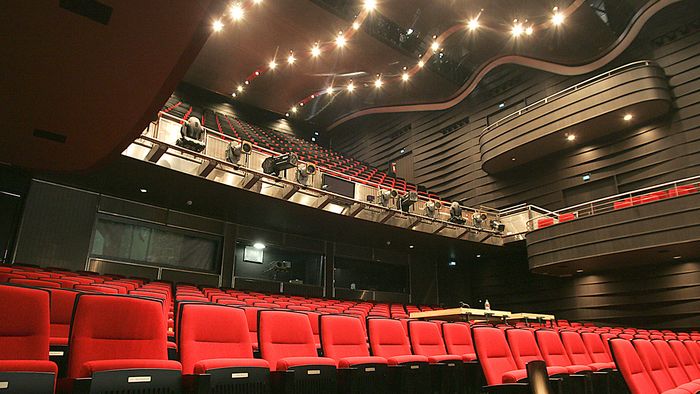 Revêtement de plafond incurvé en toile d’architecture HAVER pour une meilleure acoustique.
