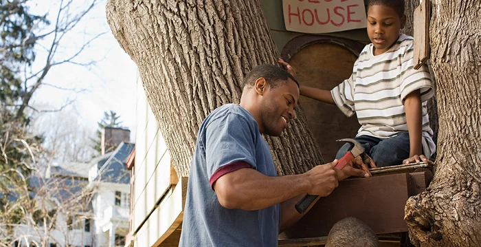 Ein Mann baut für seine Kinder ein qualitativ hochwertiges und sicheres Baumhaus