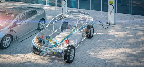 Elektroauto lädt an Ladesäule, teils durchsichtig mit sichtbarer Technik, symbolisiert Einsatz von Drahtgewebe in der Elektromobilität.
