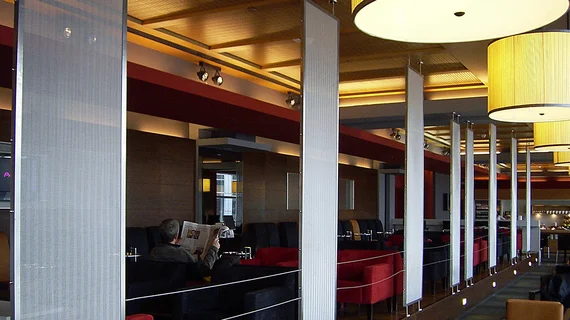 Toile d’architecture HAVER utilisée comme pare-vue du sol au plafond dans un local.