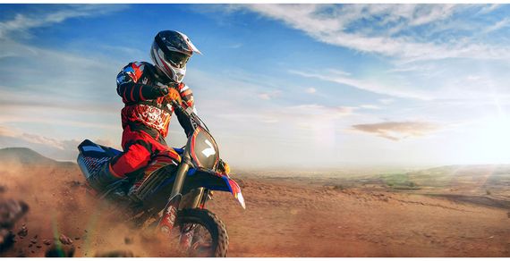 Eine Person vollbringt sportliche Höchstleistungen auf dem Motorrad