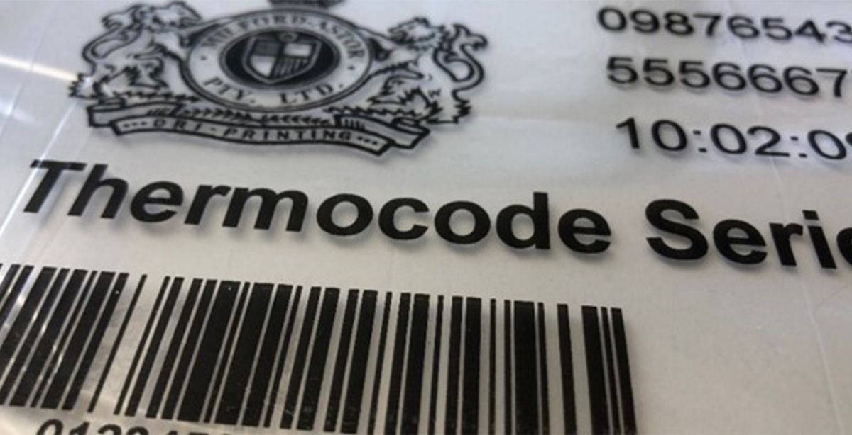 Auf einer weißen Verpackung sind ein detailreiches Wappen, Artikelnummern, Zeitstempel und Barcode in verschiedenen Schriftgrößen schwarz aufgedruckt.