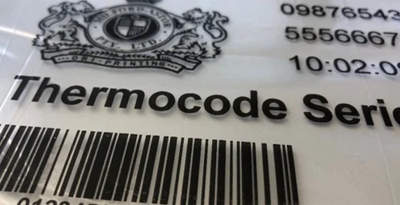 Auf einer weißen Verpackung sind ein detailreiches Wappen, Artikelnummern, Zeitstempel und Barcode in verschiedenen Schriftgrößen schwarz aufgedruckt.