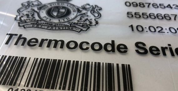 Auf einer weißen Verpackung sind ein detailreiches Wappen, Artikelnummern, Zeitstempel und Barcode in verschiedenen Schriftgrößen schwarz aufgedruckt.