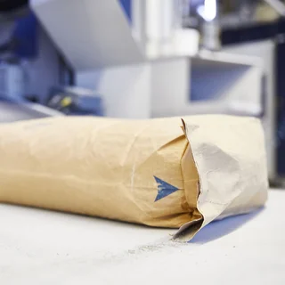 Papiersack auf industrieller Verpackungslinie für QUAT2RO KI-Siegelprüfung