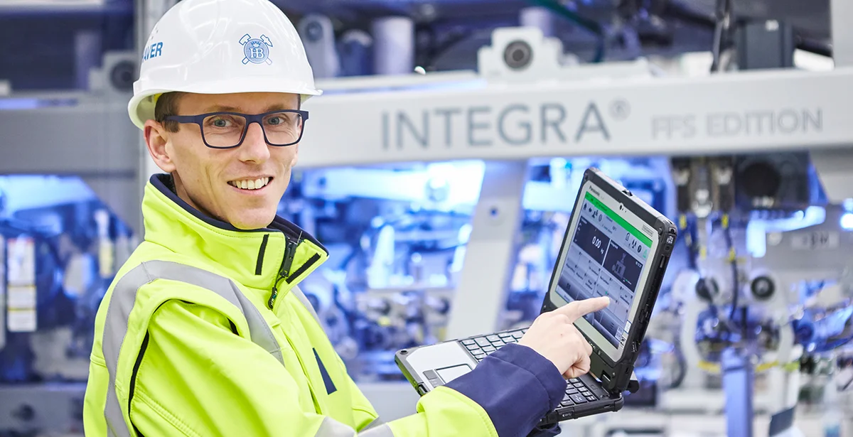 Collaborateur avec ServicePad devant l’INTEGRA® ISF