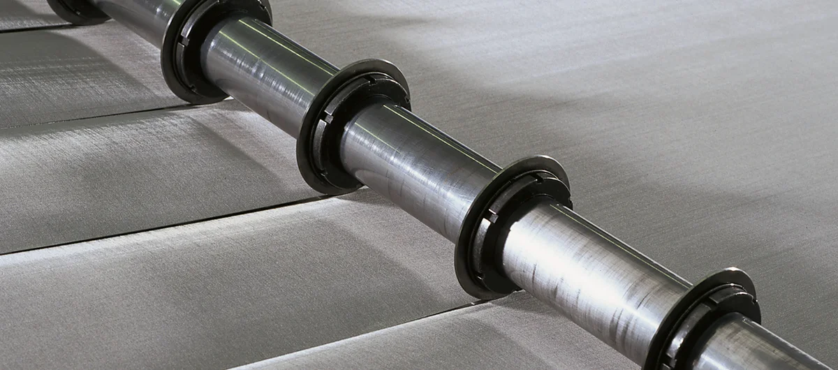 Cutting the woven wire cloth into strips