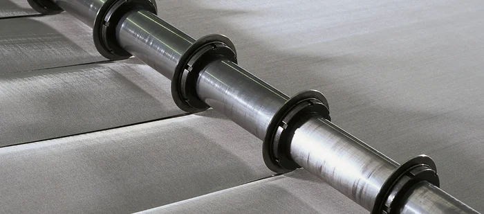 Cutting the woven wire cloth into strips