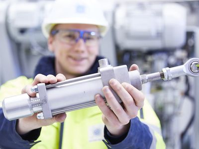 HAVER & BOECKER Servicetechniker mit modernisiertem Bauteil zur Leistungssteigerung von Verpackungsanlagen