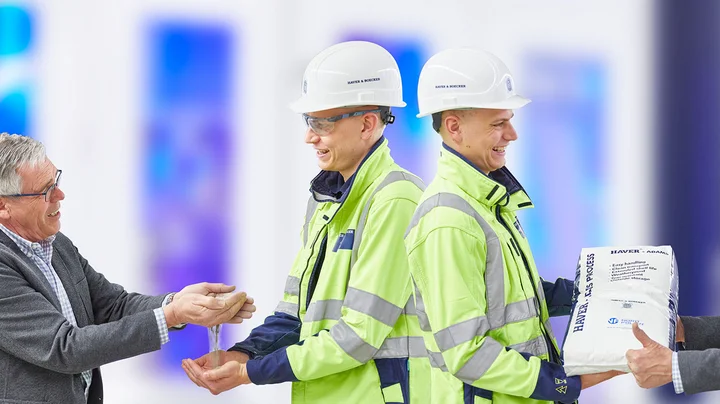 Ein Mann sitzt vor einem Bildschirm und überwacht den sicheren und effektiven Abfüllprozess.