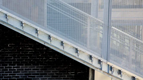 lower fastening system of a wire mesh fabric facade