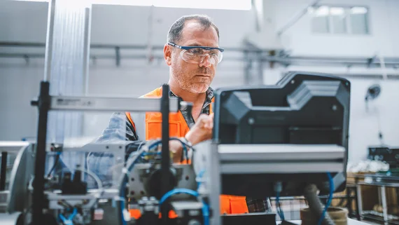Ouvriers industriels dans une usine de fabrication