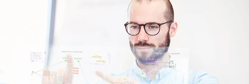Ein Mann mit Brille schaut sich Prozessdaten an.