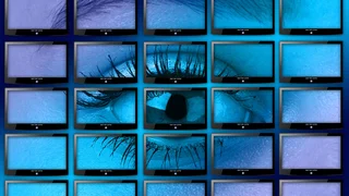 Überwachungskameras zeigen ein menschliches Auge in Nahaufnahme auf 25 Bildschirmen, symbolisiert visuelle Kontrolle und Videoüberwachung.