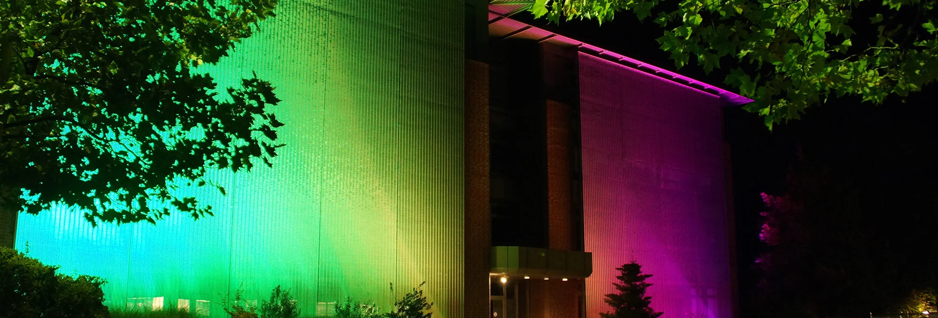 Éclairage coloré d’une façade en toile métallique