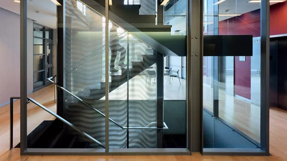 Revêtement de cage d’escalier avec toile métallique semi-transparente