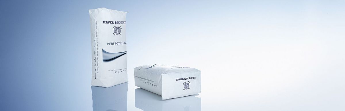 Zwei Zementsäcke mit dem Logo von Haver & Boecker