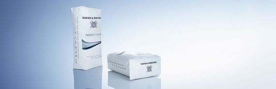 Zwei Zementsäcke mit dem Logo von Haver & Boecker