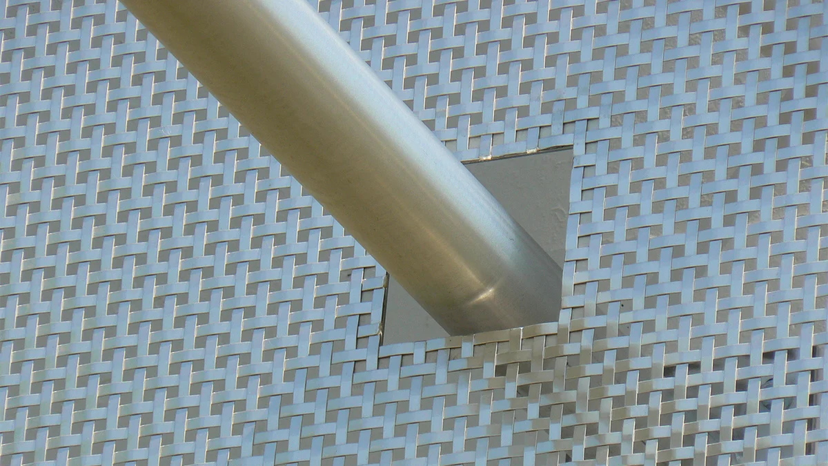 Ouvertures dans une façade en toile métallique