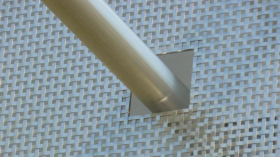 Ouvertures dans une façade en toile métallique