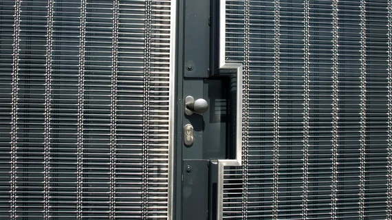 Bordure des ouvertures dans les éléments en toile métallique