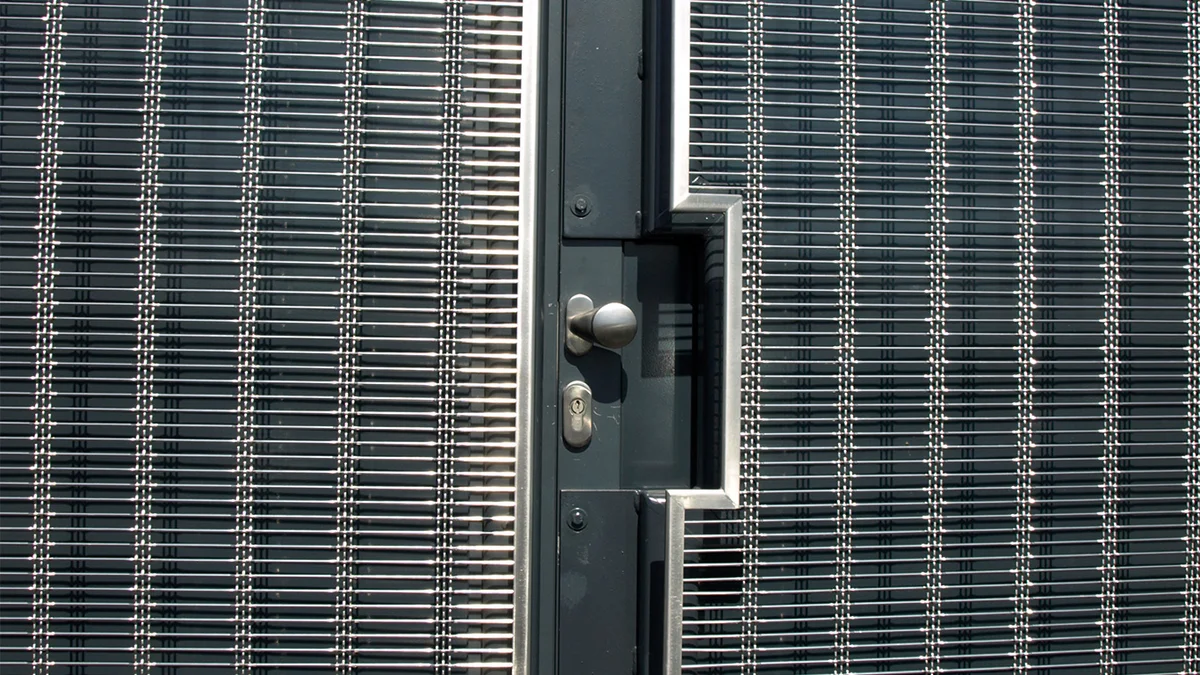 Bordure des ouvertures dans les éléments en toile métallique